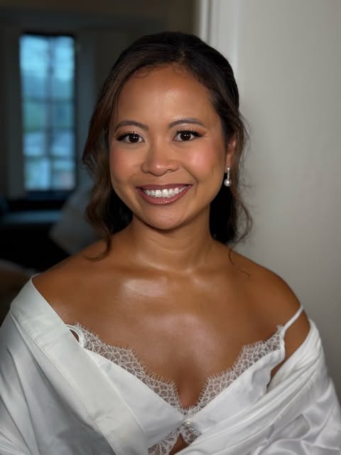 Bride with softly defined eyes and glowing skin